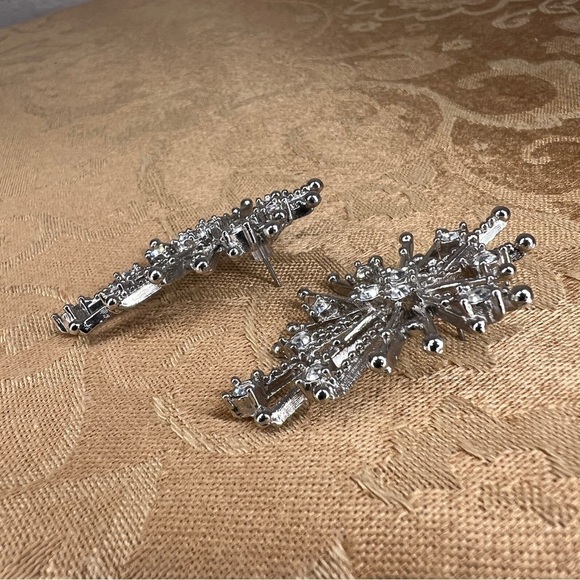 VINTAGE AVON SILVER EARRINGS RHINESTONE ACCENT HOLIDAY GIFT RETRO - Picture 4 of 8